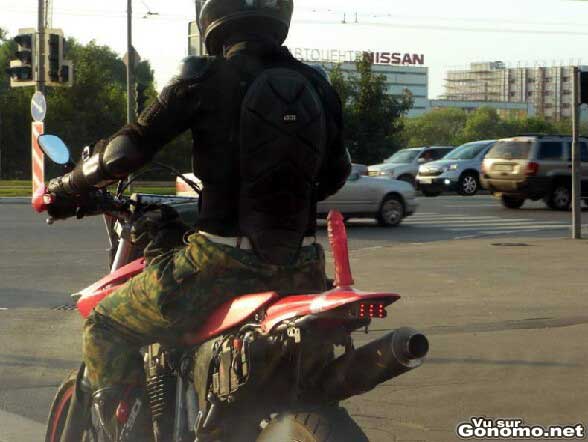 La passagere de cette moto a oublie quelque chose