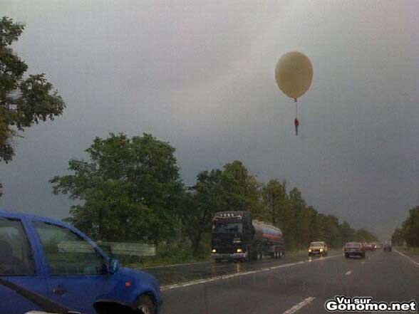 Suicide insolite : un mec pendu a un gros ballon d helium ??