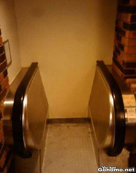 Une rampe d escalator pour une deco d interieur, faut aimer ...