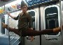 Robin des bois ou Peter Pan fait le grand ecart dans une rame de metro ???
