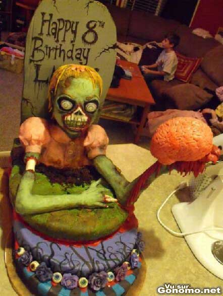 Un gateau d anniversaire original avec un mort vivant sortant d un tombe, son cerveau a la main