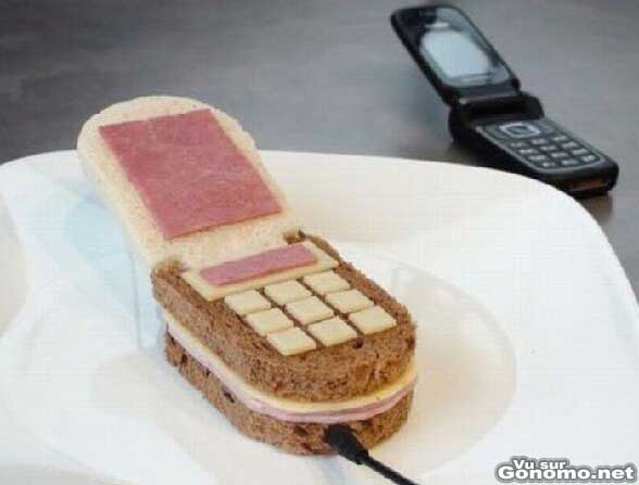 Une replique tres reussie d un telephone portable a clapet en sandwich