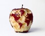 Il sculpte la carte du monde sur une pomme