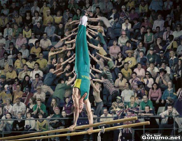Un gymnastique aux barres paralleles bien soutenu par ses supporters ...