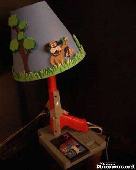 Une lampe de chevet de geek avec le Nes Zapper le celebre pistolet Nintedo pour jouer a Duck Hunt