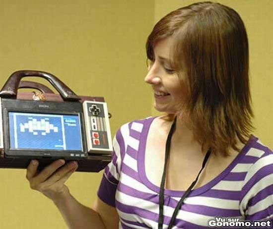 Sac a main de geekette avec console vintage integree
