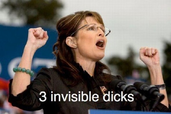 3 invisible dicks ! C est vrai que sur ce coup la on se demande ce que fait Sarah Palin lol