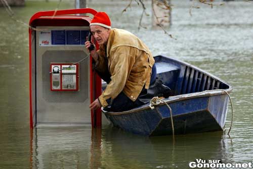 Inondations : un mec coince sur sa barque appelle d une cabine telephonique