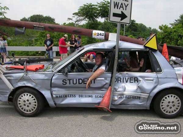 Voitute d auto ecole accidentee. J imagine que c est un fake et que ca doit faire de la pub ;)