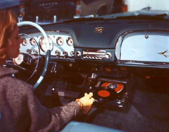Autoradio vintage : la grande classe cette autoradio qui prend meme les disques vinyles