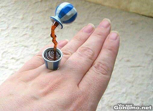 Une bague insolite en forme de tasse a cafe