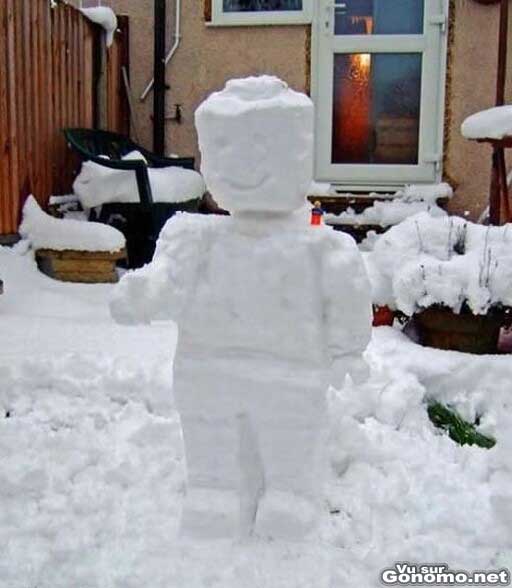 Un bonhomme de neige en forme de bonhomme Lego