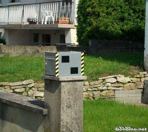 Boite a lettre insolite : une boite a lettre transformee en faux radar automatique