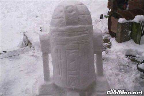 Bonhomme de neige insolite : le robot R2D2 de Star Wars avec de la neige