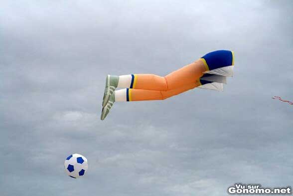Un cerf volant insolite en forme de jambes de footballeur