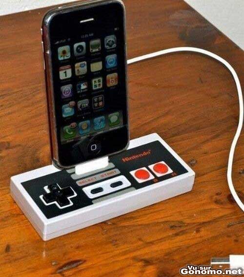 Un chargeur iPhone dans une manette Nintendo Nes