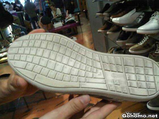 Basket de geek : une chaussure dont les rainures de la semelle forment un clavier d ordinateur