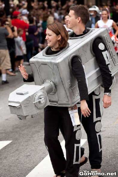 Deguisement Star Wars : un couple dans le meme costume de TB-TT