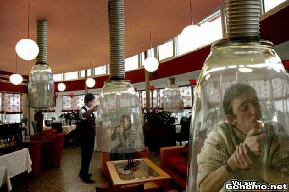 Des fumoirs individuels dans un restaurant pour l interdiction de fumer. Moche mais Fake !