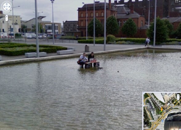 Google Street View Fun : deux mecs pique niquent tranquillement au beau milieu d une fontaine