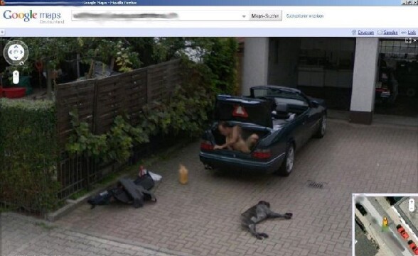 Google map insolite : screenshot de Google Map avec un gars a poil dans le coffre de sa voiture
