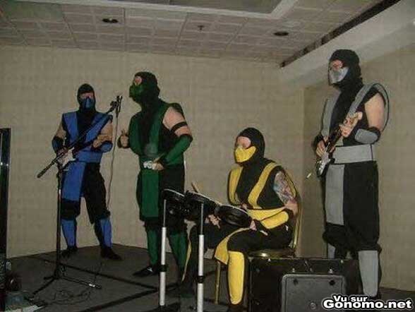 4 membres d un groupe de rock ou plutot de Guitar Hero deguise en Sub Zero de Mortal Kombat
