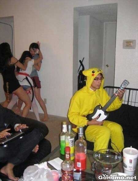 Un geek en Pikachu joue a Guitar Hero alors qu il y aurait mieux a faire derriere ...