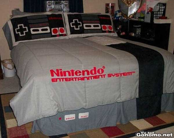 Lit de geek : un lit en forme de console Nintendo Nes avec les manettes en guise de coussins