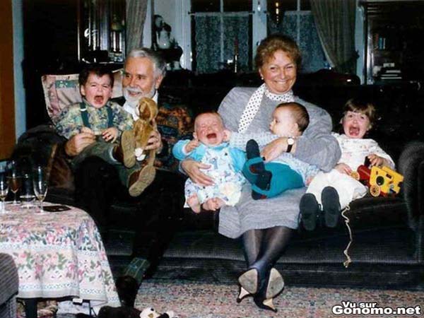 Super photo de famille : papy et mamy se marrent et les petits enfants pleurent a chaudes larmes