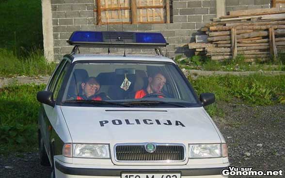 police endormi voiture car