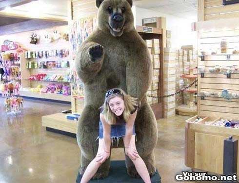 Elle se fait prendre par un ours :)