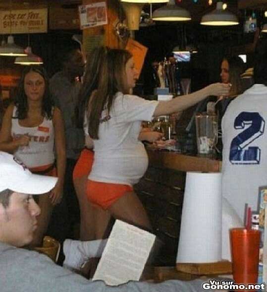 Pas de conges maternite pour les filles de chez Hooters ? :)