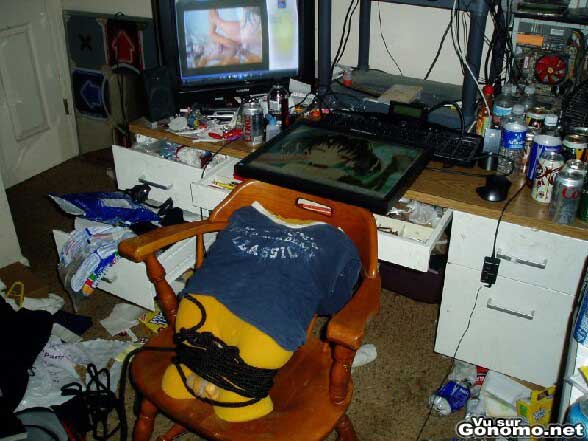 La chambre bien bordelique d un mec qui doit fait l amour avec son ordinateur
