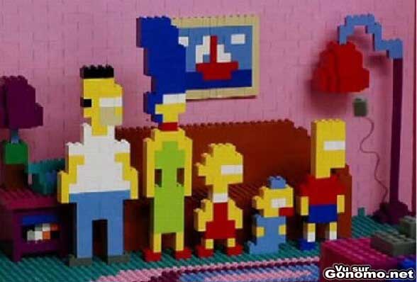 La famille Simpson au complet en lego devant la tv comme dans le generique