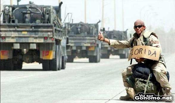 Une soldat fait du stop au bord de la route pour rentrer en floride