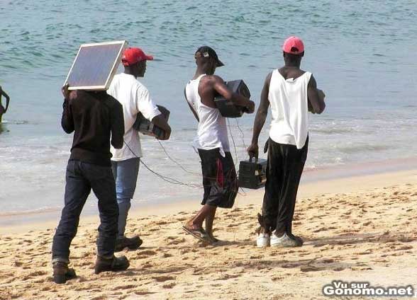 Des gars qui vont a la plage avec leur panneau solaire