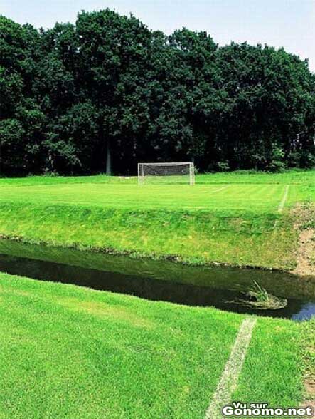 Un terrain de football coupe en deux par une petite riviere ...