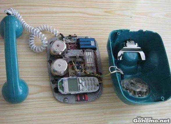 Un telephone mobile dans un telephone vintage