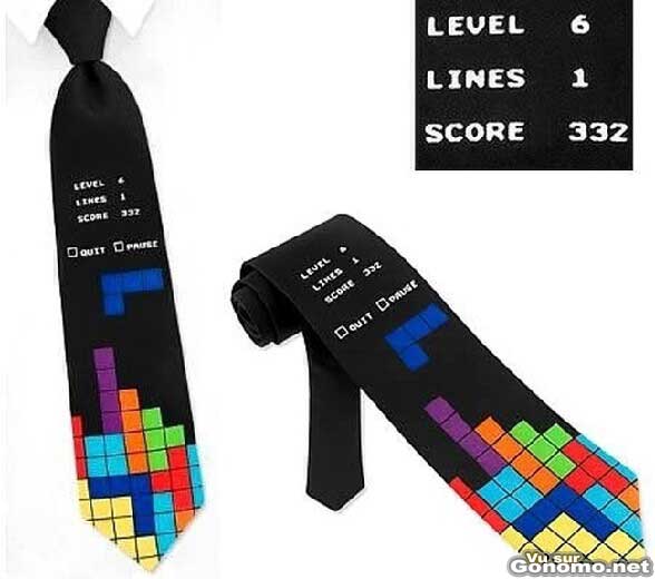 La cravate de geek avec le jeu Tetris :)