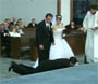 Crise d epilepsie durant un mariage. Le marie le regarde se tortiller par terre ...