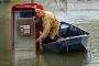 Inondations : un mec coince sur sa barque appelle d une cabine telephonique