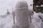 Bonhomme de neige insolite : le robot R2D2 de Star Wars avec de la neige