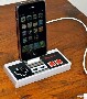 Un chargeur iPhone dans une manette Nintendo Nes