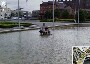 Google Street View Fun : deux mecs pique niquent tranquillement au beau milieu d une fontaine