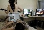 Gamer sex : un bon couple de geek au lit avec le pc portable et la fille qui joue a Guitar Hero