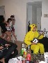 Un geek en Pikachu joue a Guitar Hero alors qu il y aurait mieux a faire derriere ...