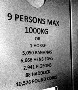 Une pancarte amusante dans un ascenseur exprimant le poids maximum autorise de facon originale