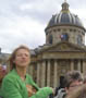 Photo de vacances : une touriste qui va garder un tres bon souvenir de son voyage a Paris :)