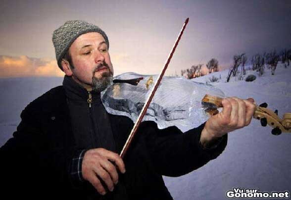 Instrument ephemere : un violon ephemere sculpte dans un bloc de glace