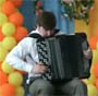 Un mec qui matrise assez bien son accordeon :o